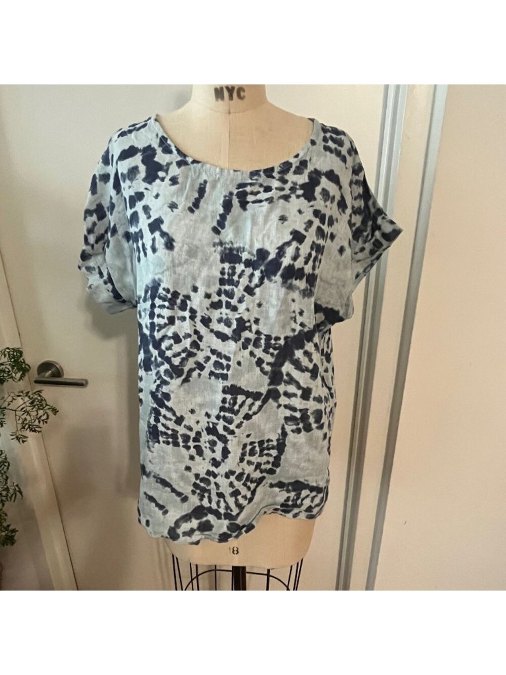 BELLAMBRA  Blue on Blue Tie-Dye Batik Linen Top  Size Medium‎